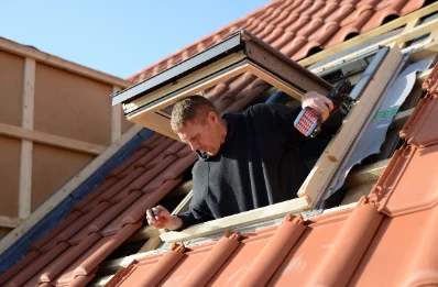 Pose de fenêtres de toit Velux à Chartrier-Ferrière
